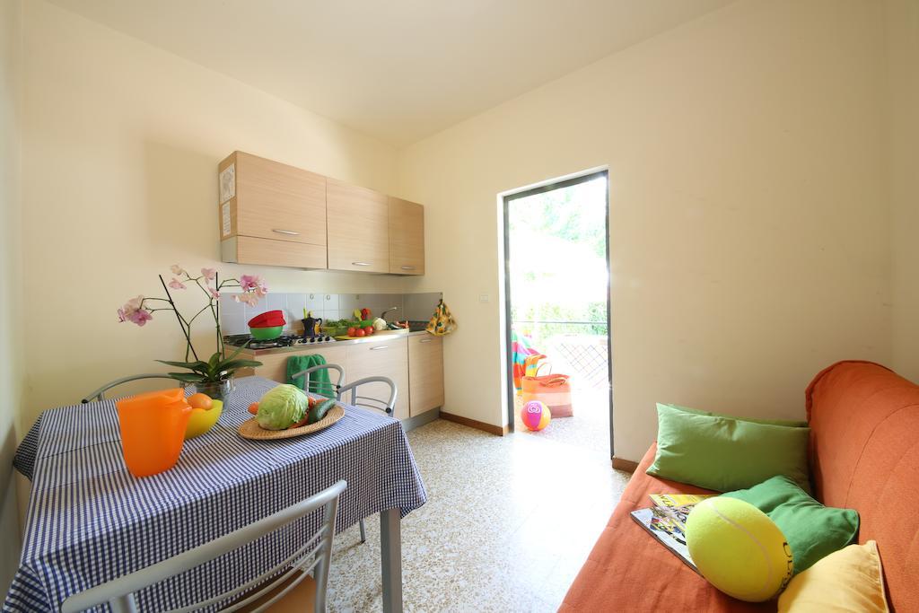 Butterfly Camping Village Пескиера дел Гарда Стая снимка